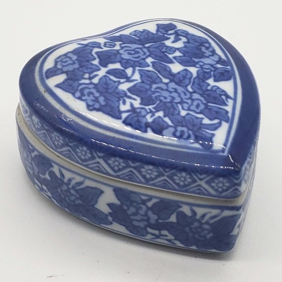 Silvestri Other - Silvestri Handcrafted Blue White Porcelain Heat Shaped Trinket Box